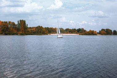 River 'daki kumlu sahil