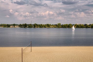 Ukrayna 'daki Dnipro Nehri' nin kumlu plajı. 