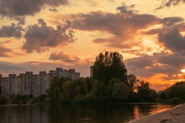 Nehir kıyısında günbatımı manzarası