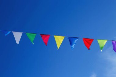 Gökyüzüne karşı bayrak