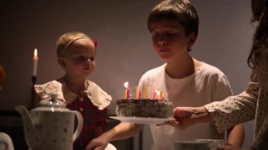 Küçük kardeşlerim pastaya mum üflüyor.