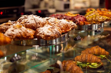 Lezzetli kruvasanlar bir kafede sergileniyor.