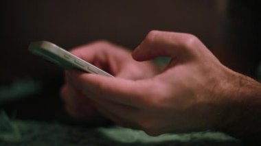 Erkek el smartphone kullanarak