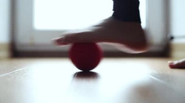 Küçük bir topla ayak masajı.