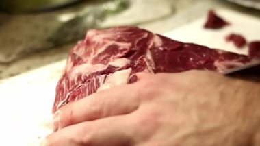 Bir adam taze et keser.