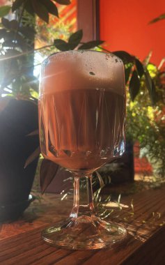 Kafede bir bardak latte.