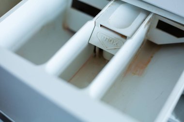 Çamaşır deterjanı, deterjan ve çamaşır makinesi kremi için kirli bir kompartıman. 