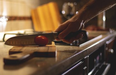 Erkek eli salata hazırlıyor.