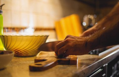 Erkek eli salata hazırlıyor.