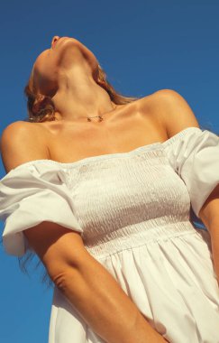 Güzel kadın köprücük kemiği ve kolyesi