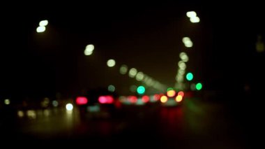 Gece yol ışıkları, gece yoldaki trafikte arabaları bulanıklaştırdı.