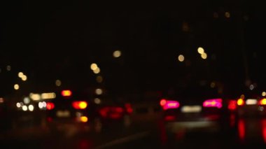 Gece yol ışıkları, gece yoldaki trafikte arabaları bulanıklaştırdı.