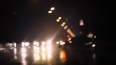 Gece yol ışıkları, gece yoldaki trafikte arabaları bulanıklaştırdı.