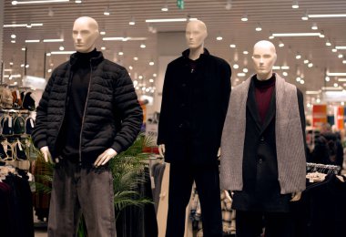 Mağazada erkek mankenler