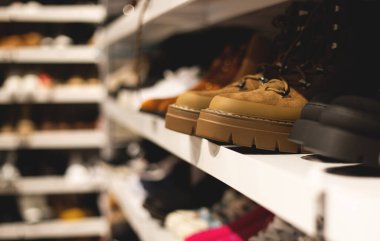 Mağazada kadın ayakkabısı sergisi