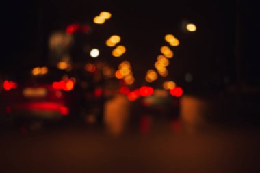 Gece araba trafiği tıkandı.