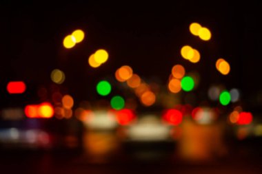 Bulanık gece trafiği.