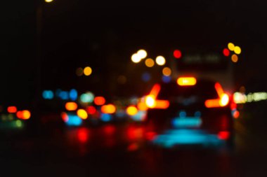 Gece araba trafiği tıkandı.