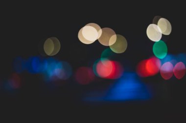 Bulanık gece trafiği.