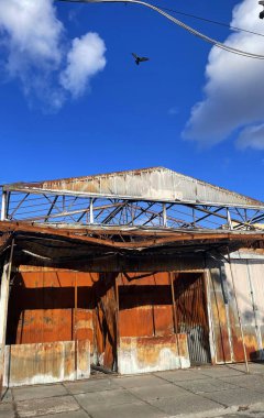 Açık havada yanmış metal yapı. 