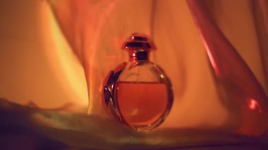 Parfüm şişesi ve akan ipek