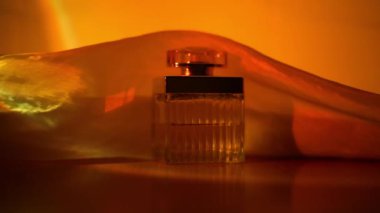 Parfüm şişesi ve akan ipek