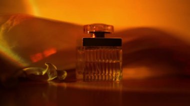 Parfüm şişesi ve akan ipek