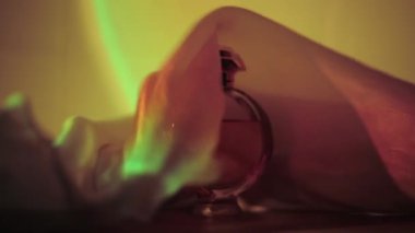 Parfüm şişesi ve akan ipek