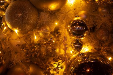 Yeni yıl topları ve çelenkleriyle Noel sarısı arka plan