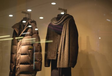 Mağaza vitrininde kışlık giysili erkek mankenler.