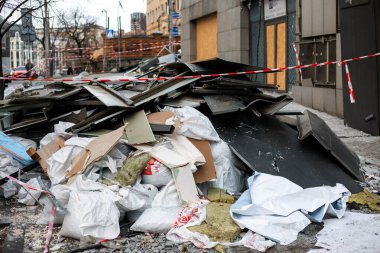 20 Aralık 2024 - Kyiv, UKRAINE. Güçlü bir patlamadan sonra yerdeki cam ve pencere çerçevelerinin yakın çekimi. Savaşın yol açtığı yıkımı gösteren bir füze saldırısından sonra..