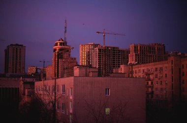 Gün batımında konut binaları