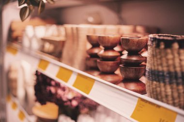 Ev eşyalarıyla vitrini kapatın.