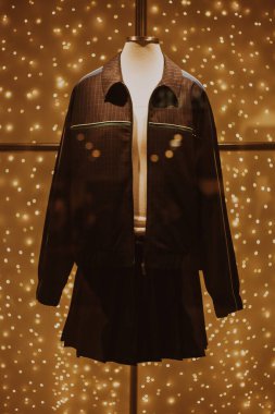 Markette şık kıyafetler içinde manken.