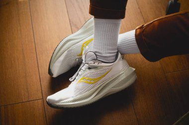 Ukrayna, Kyiv, 19 Ocak 2025 'te şık bir spor ayakkabısı giyen bir adam.