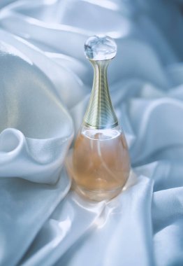 Beyaz arka plan üzerinde kadın parfüm