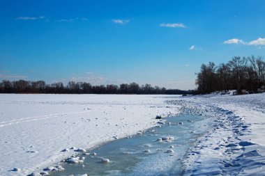 güneşli bir günde güzel kış manzarası