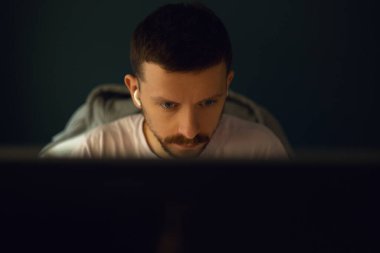 Bilgisayar üzerinde çalışan akıllı geliştirici