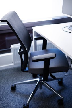 Ofisteki gri sandalye.