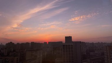 Şehirde günbatımının dinamiklerinin panoraması