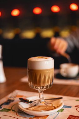 Sıcak bir kafede bir bardak latte.