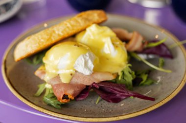 Sağlıklı dengeli kahvaltı. Haşlanmış yumurta ve pastırmalı ekmek.