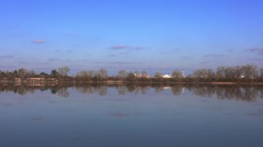 Nehrin sakin manzarası