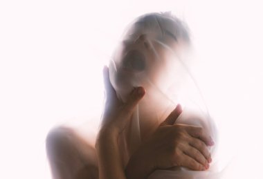 Beyaz arka planda ekstazi içinde seksi bir kadın.