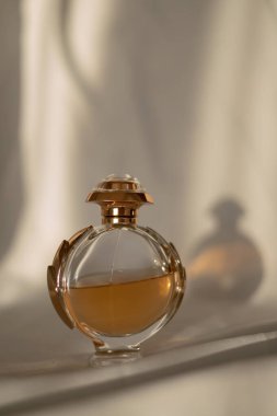 Lüks kadın parfümü şişesi.