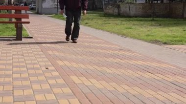 Yaşlı bir adam sokakta yürüyor.