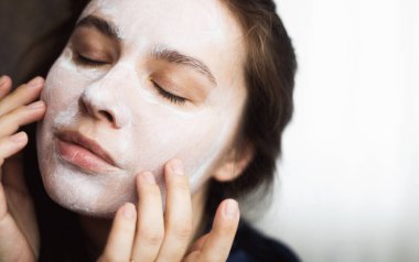 Yüzünde maske soyan bir kadın. Yüz bakımı