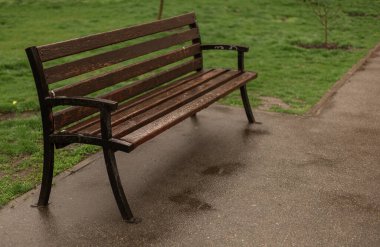 Yağmurda bahçe tezgahı