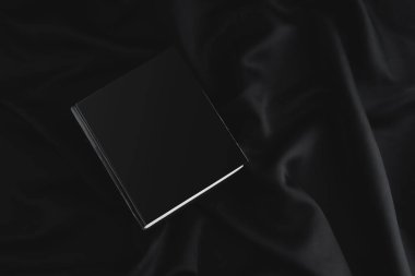 siyah arkaplan üzerine siyah kitap
