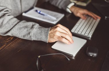 Genç bir programcının masası ve elleri.
